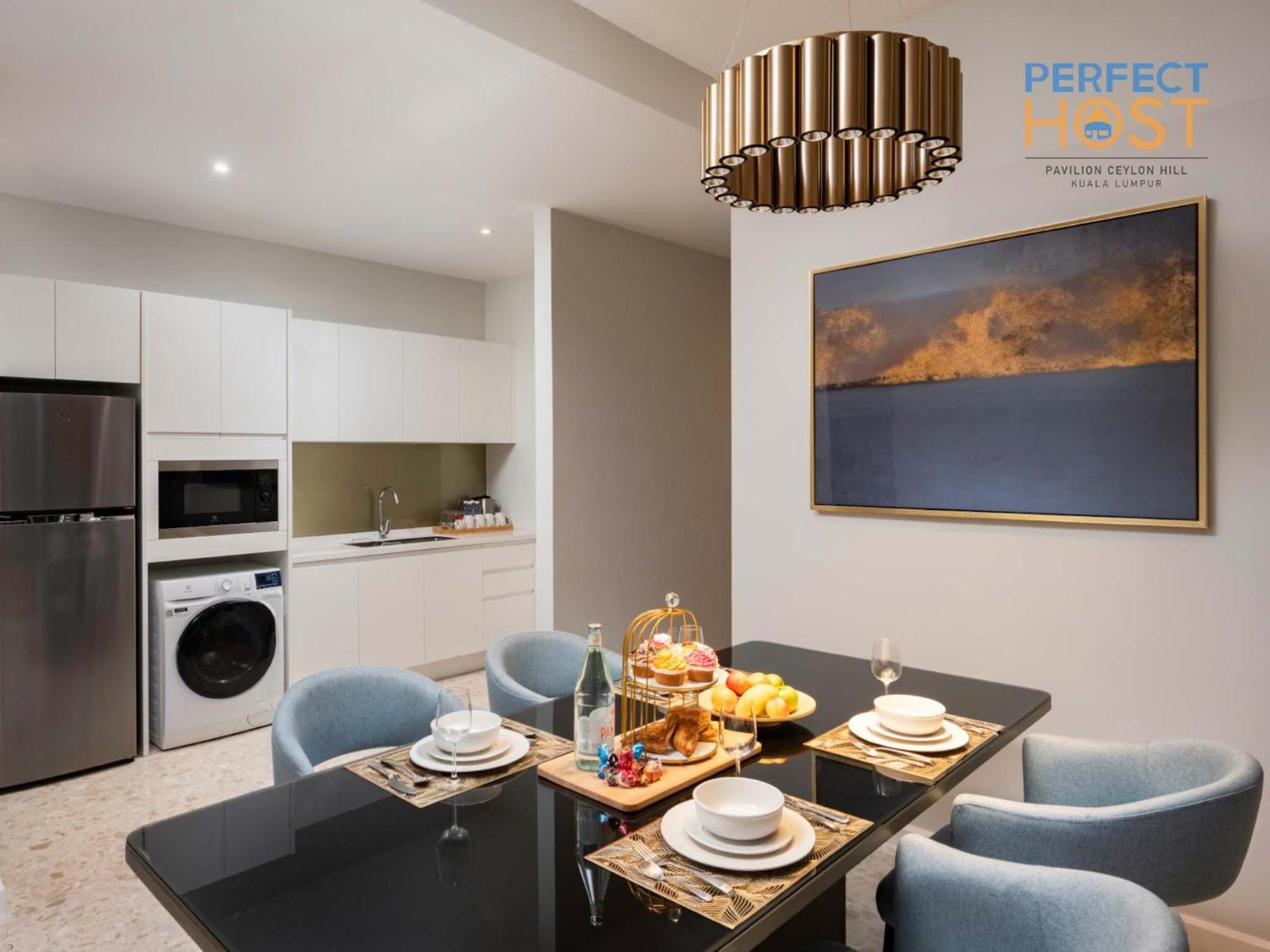 Pavilion Ceylon Hill Suites, Bukit Bintang By Perfect Host クアラルンプール エクステリア 写真 A typical kitchen and dining room in a condominium