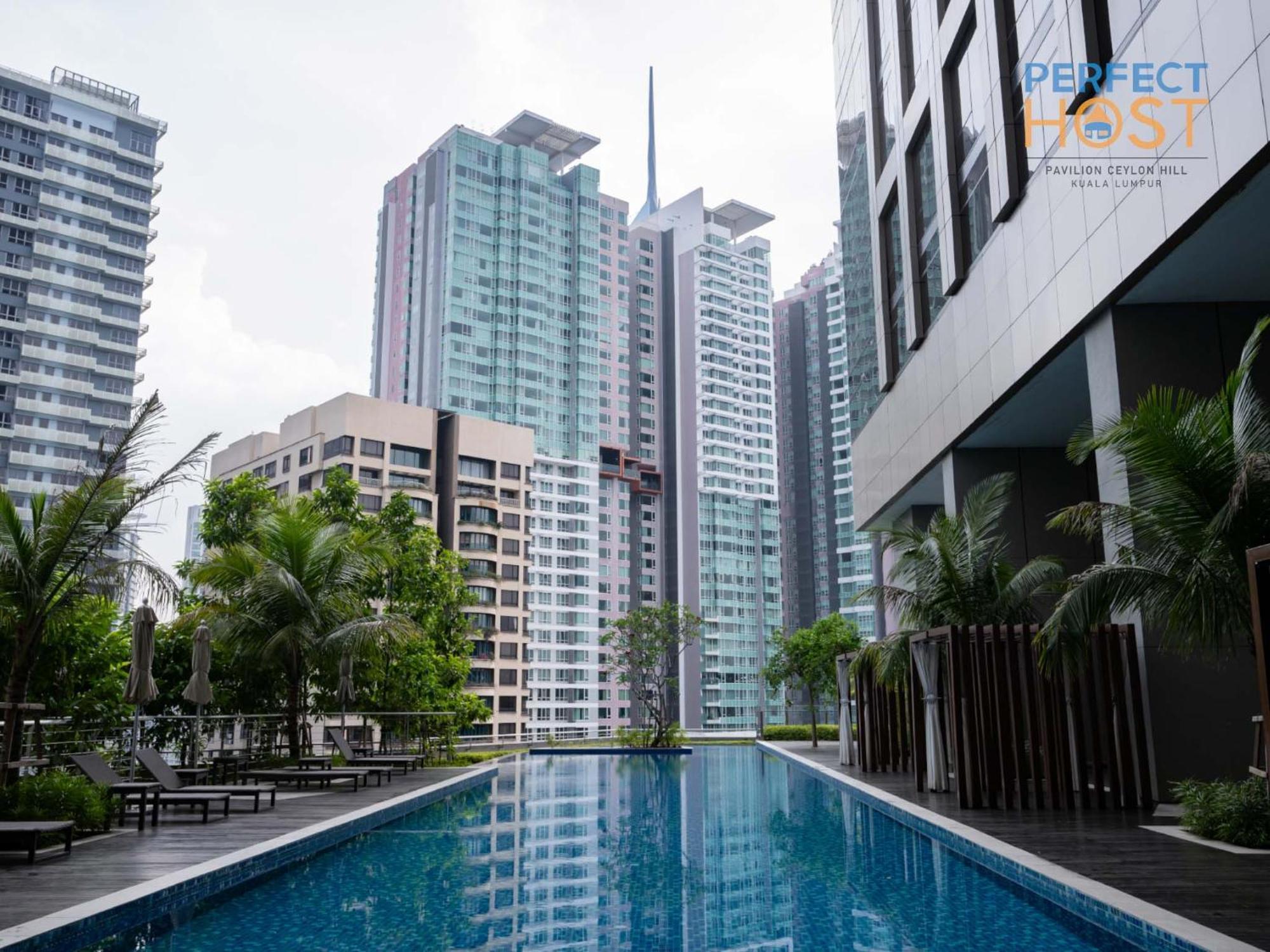 Pavilion Ceylon Hill Suites, Bukit Bintang By Perfect Host クアラルンプール エクステリア 写真 The panorama of the pool at the 10th floor of the complex.