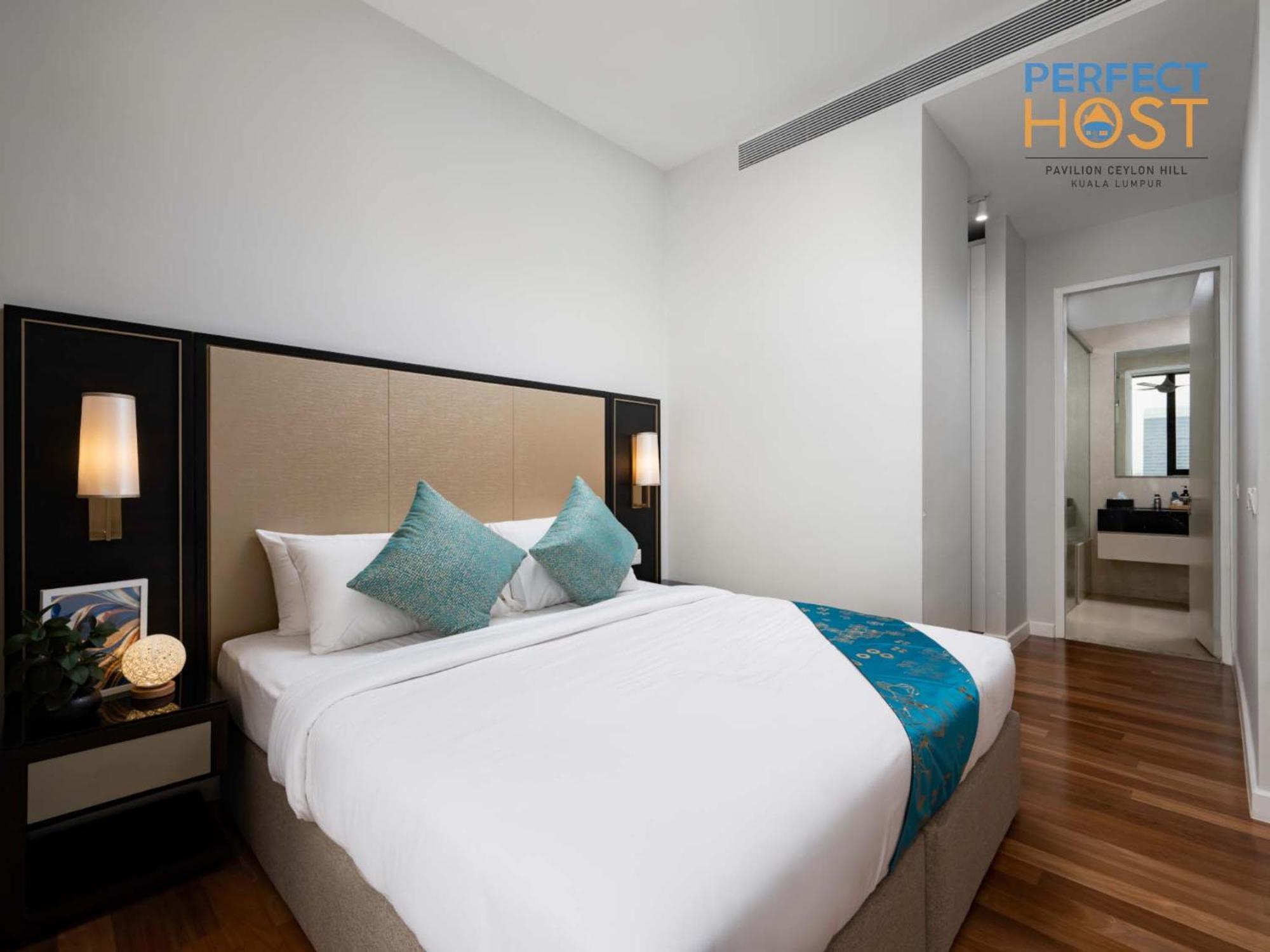 Pavilion Ceylon Hill Suites, Bukit Bintang By Perfect Host クアラルンプール エクステリア 写真 A bedroom at a serviced apartment in Singapore