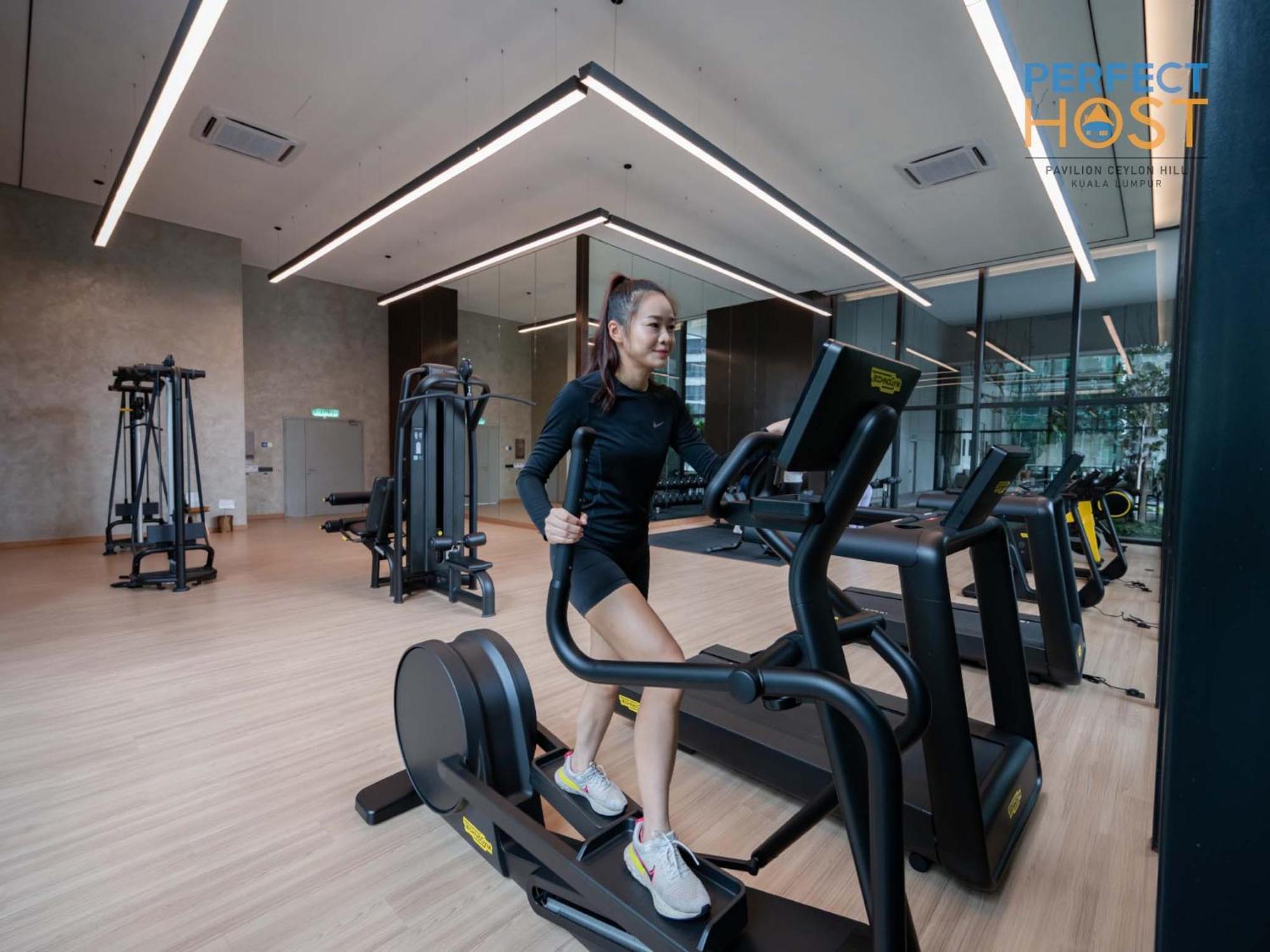 Pavilion Ceylon Hill Suites, Bukit Bintang By Perfect Host クアラルンプール エクステリア 写真 A woman using a treadmill
